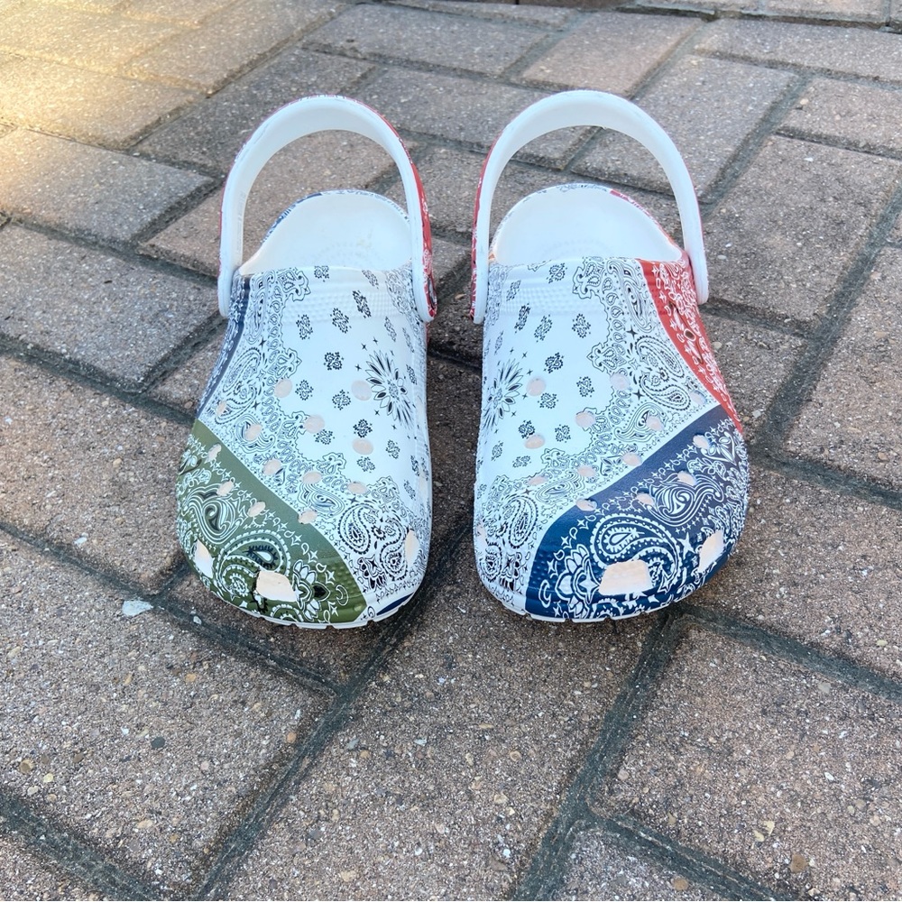 CROCS Classic Clogs - Bandana - Women’s 10 / Mens 8 - White Red Blue Green NWT - Picture 2 of 9